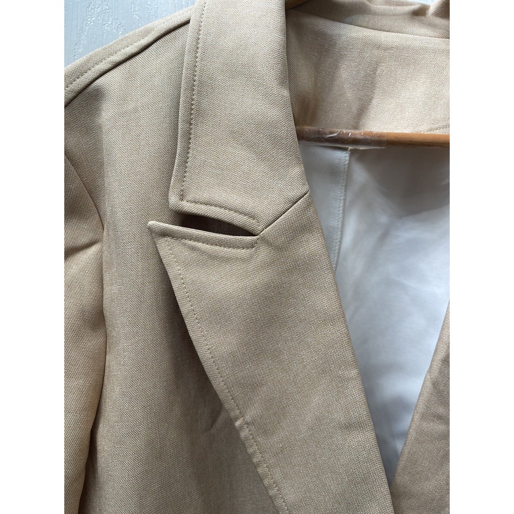 Women's Boutique Tan Woven White Lined Buttoned Lapel Collar Blazer with Pockets - Picture 3 of 6